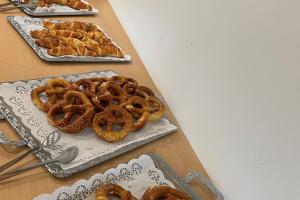 Brezeln, Croissants und Franzbrötchen zum Frühstück